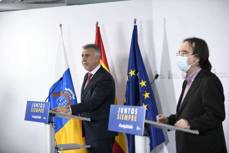 El presidente del Gobierno de Canarias, Ángel Víctor Torres, y el jefe de Epidemiología de la Consejería de Sanidad, Amós García Rojas/TA.